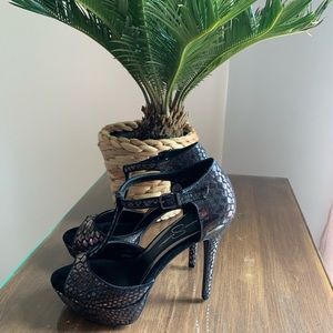 Black alligator print Heels 🐊
